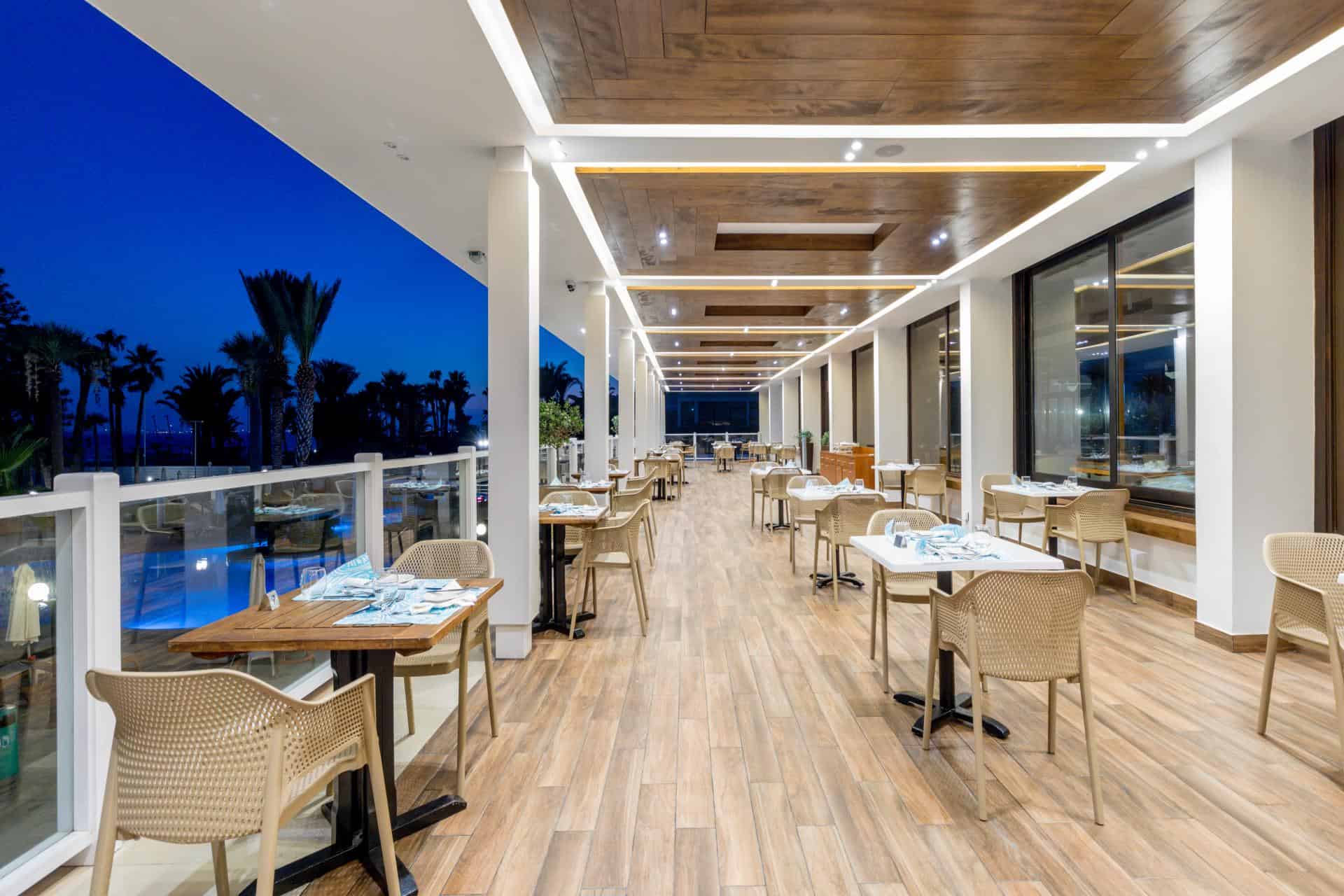 Golden bay Beach Hotel-Terasa restorana.jpg