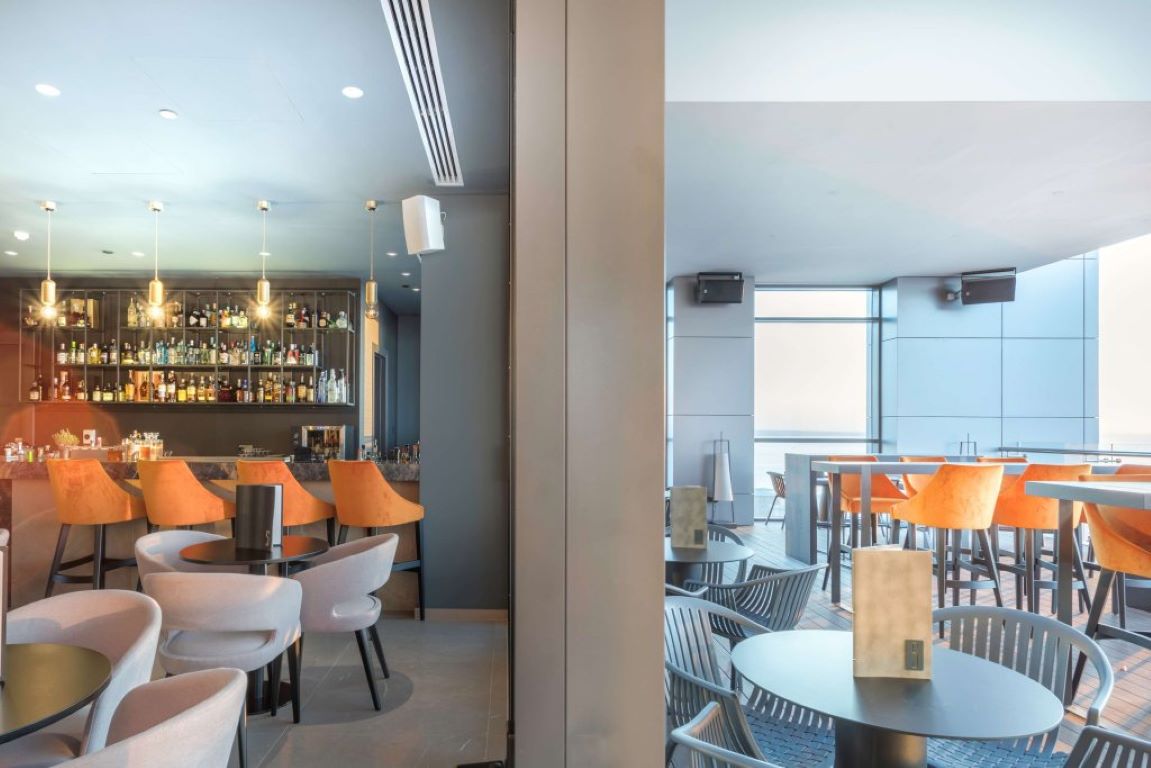 Radisson Blu Hotel-Bar na krovu hotela.jpg