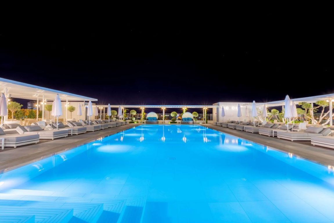 Radisson Blu Hotel-Bazen nocu.jpg