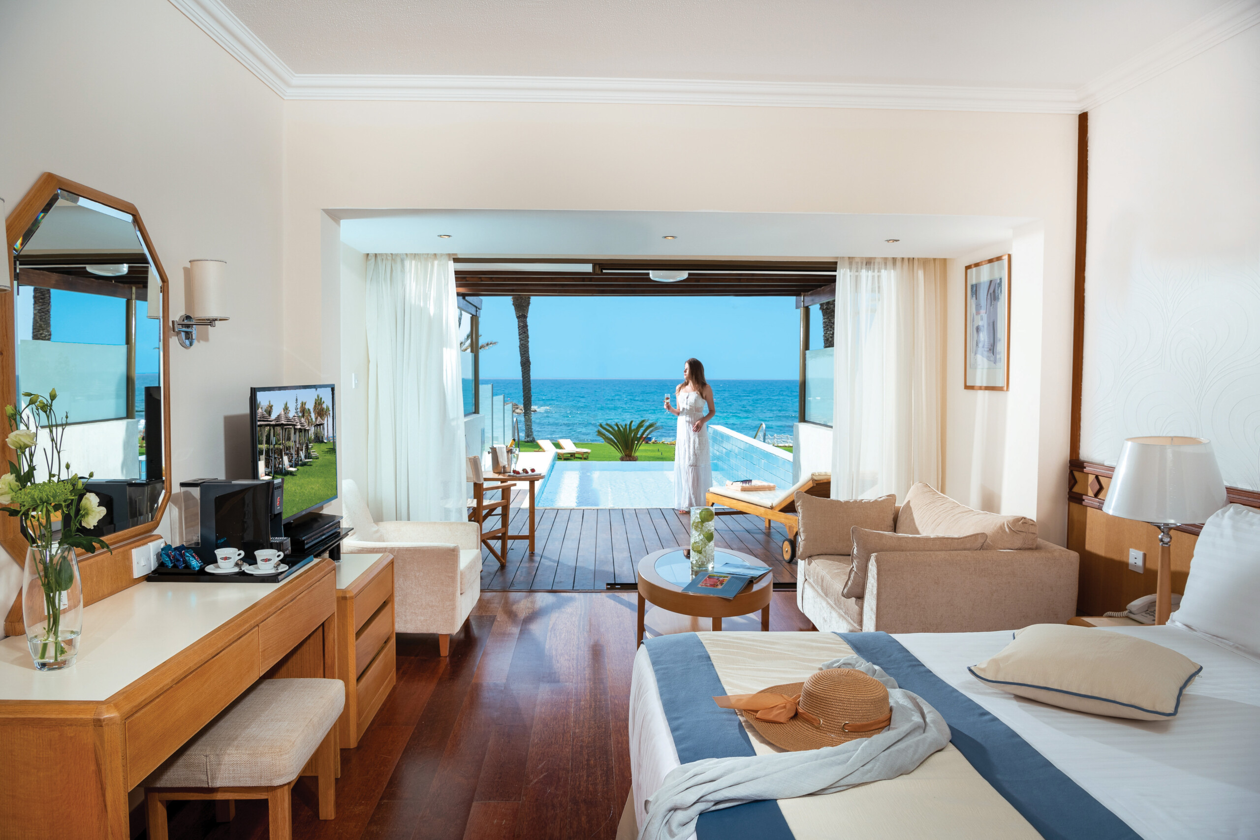 Athena Beach Hotel-Junior suite privatni bazen.jpg