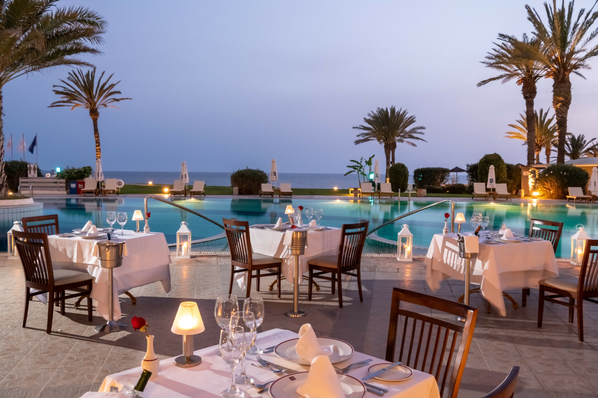 Athena Beach Hotel-Restoran pored bazena.jpg
