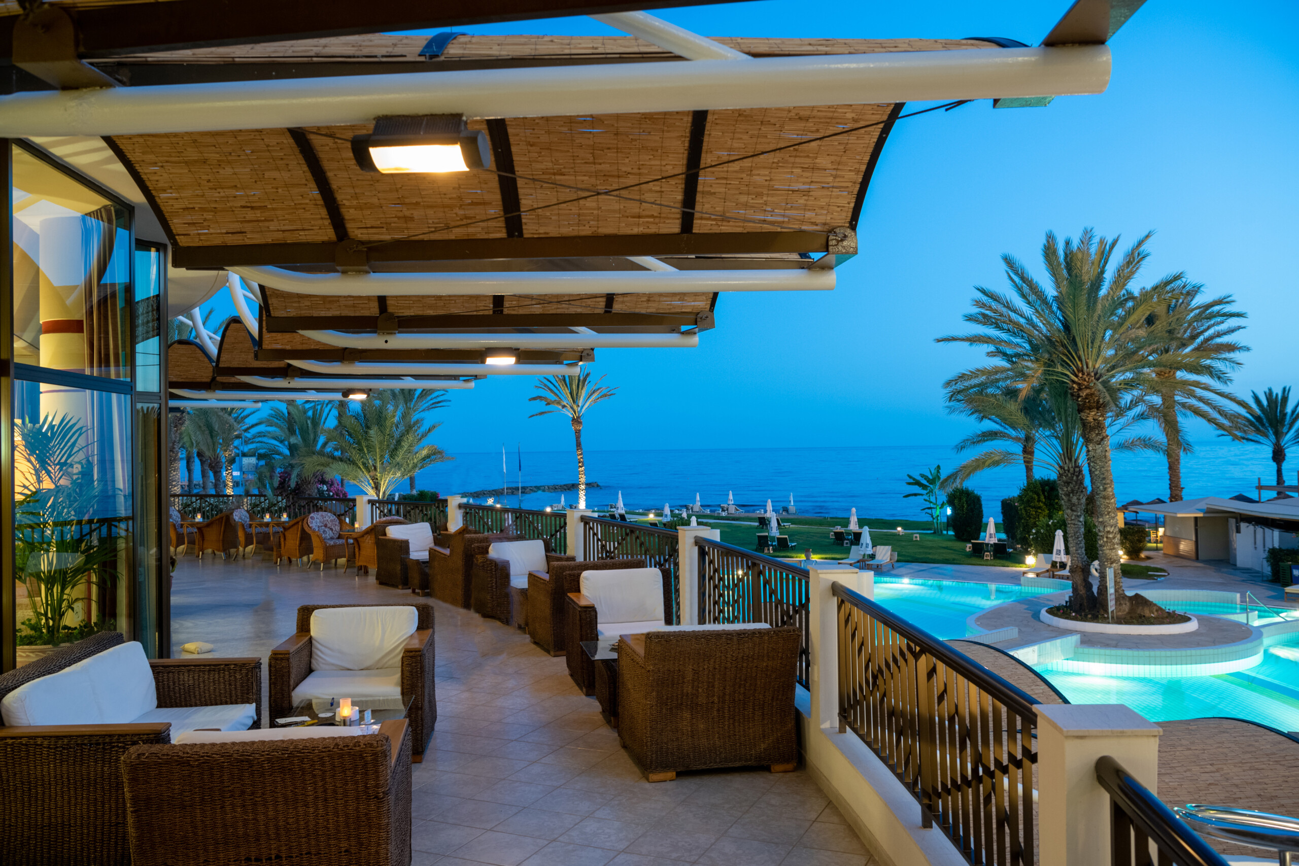 Athena Beach Hotel-Terasa bara.jpg