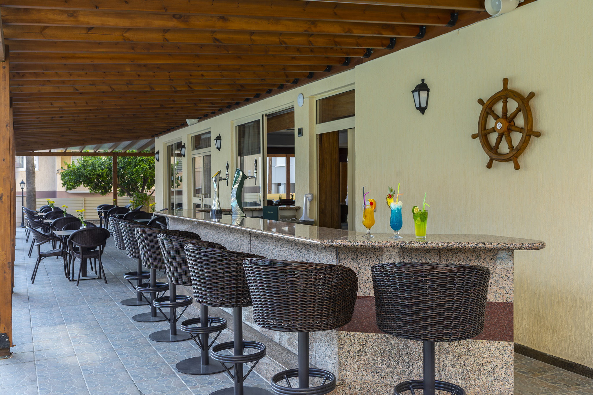 Kapetanios Limassol Hotel-Bar pored bazena.jpg