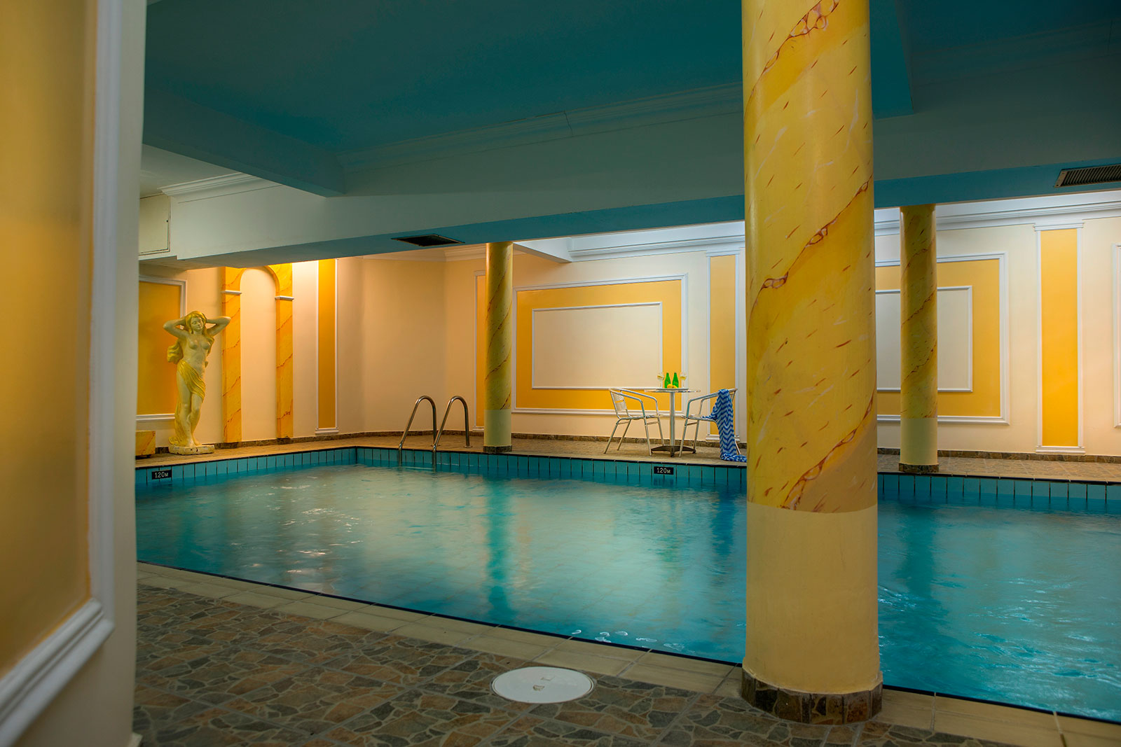 Kapetanios Limassol Hotel-Unutrasnji bazen.jpg