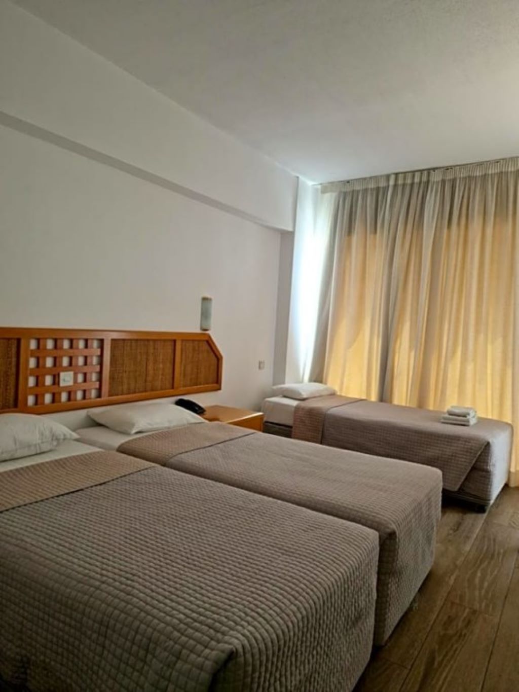 Navarria Hotel-Trokrevetna soba.jpg