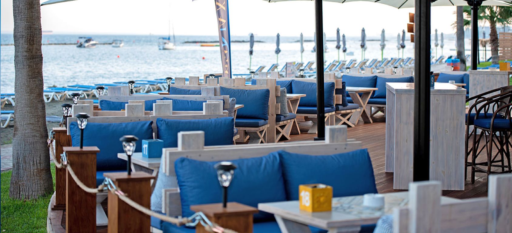 Poseidonia Beach Hotel-Bar na plazi.jpg