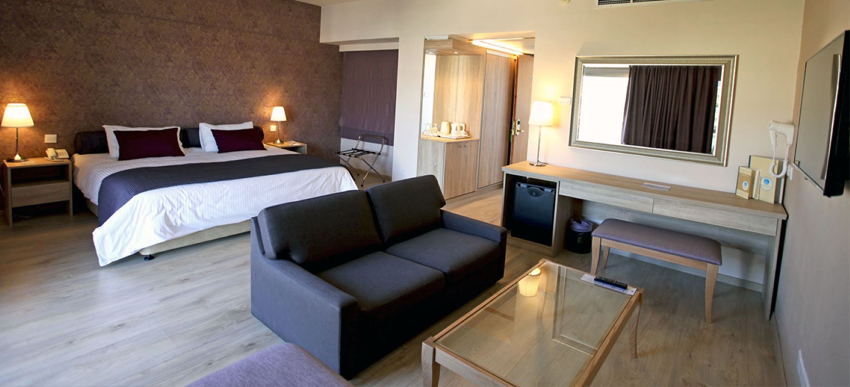 Poseidonia Beach Hotel-Porodicna soba pogled kopno.jpg
