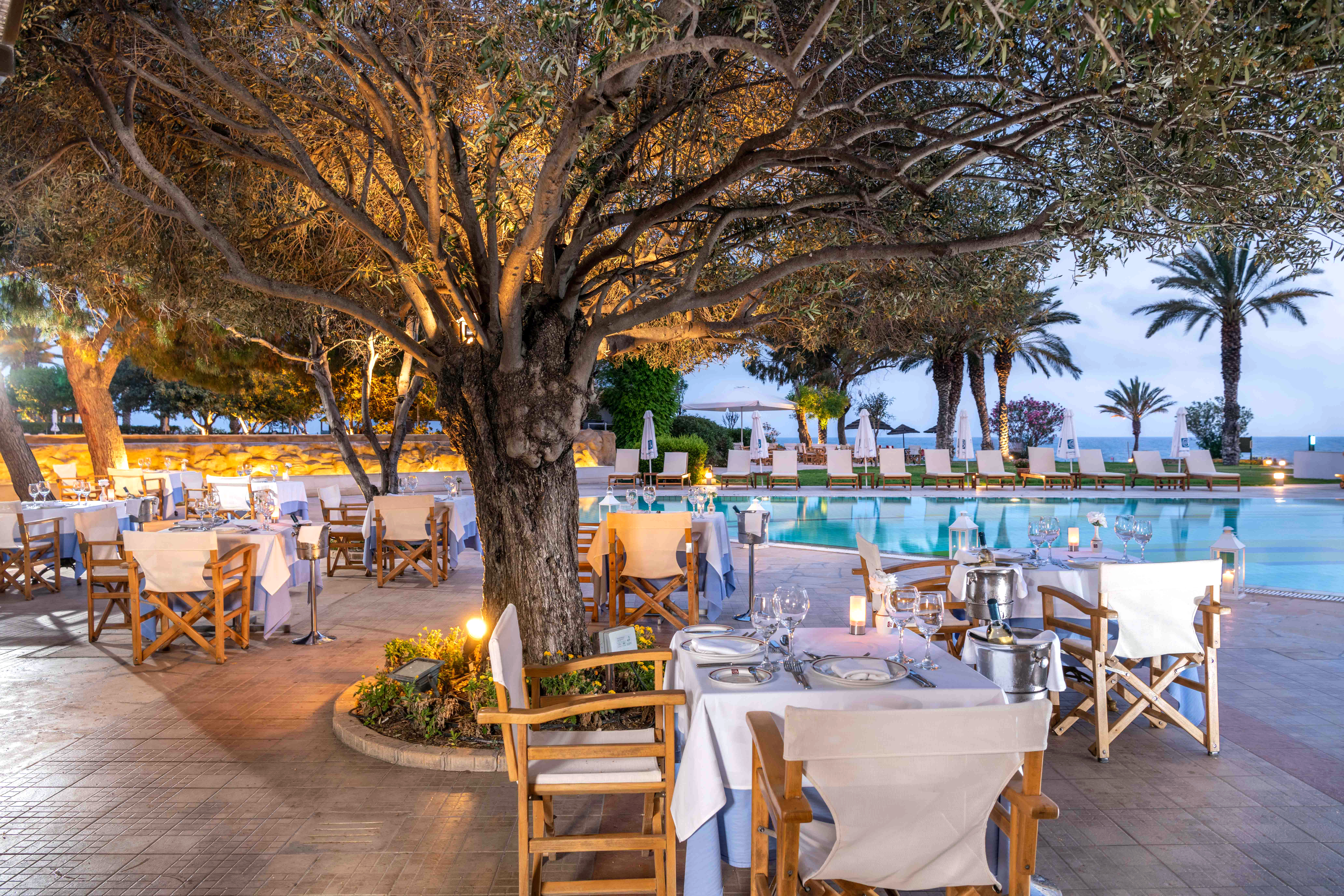 Athena Royal Beach Hotel-Restoran pored bazena.jpg