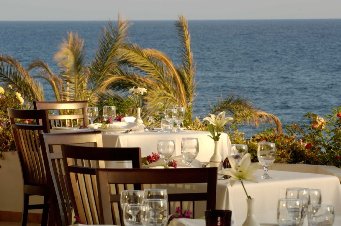 Athena Royal Beach Hotel-Terasa restorana.jpg