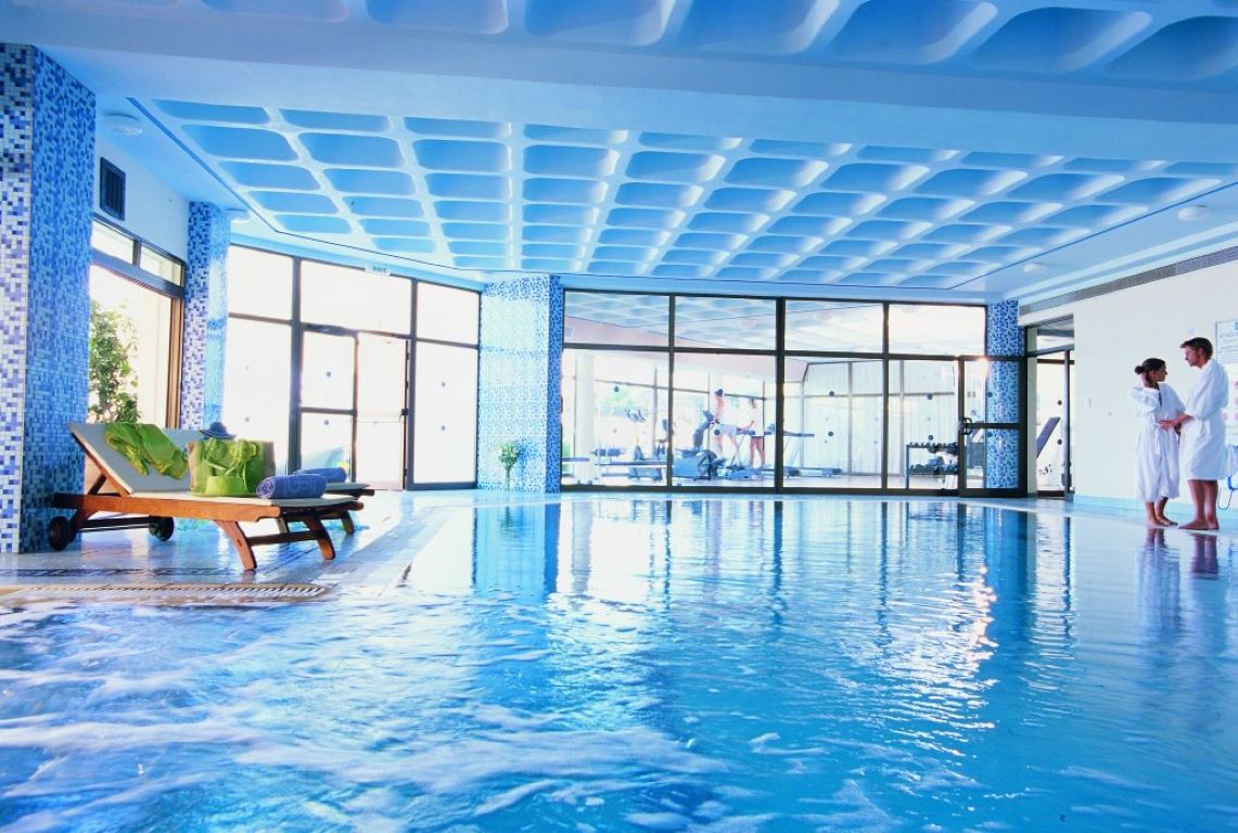 Athena Royal beach Hotel-Unutrasnji bazen.jpg