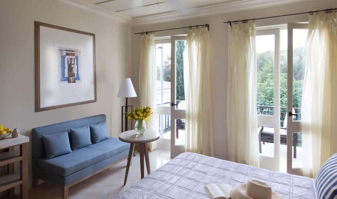 Anassa Hotel-Standardna soba basta.jpg