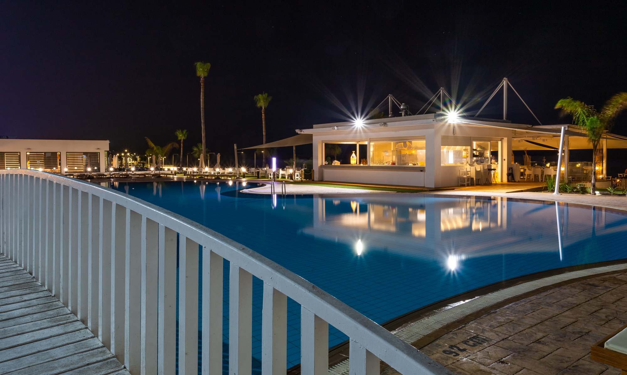 Piere Anne Beach Hotel-Bar na bazenu.jpg