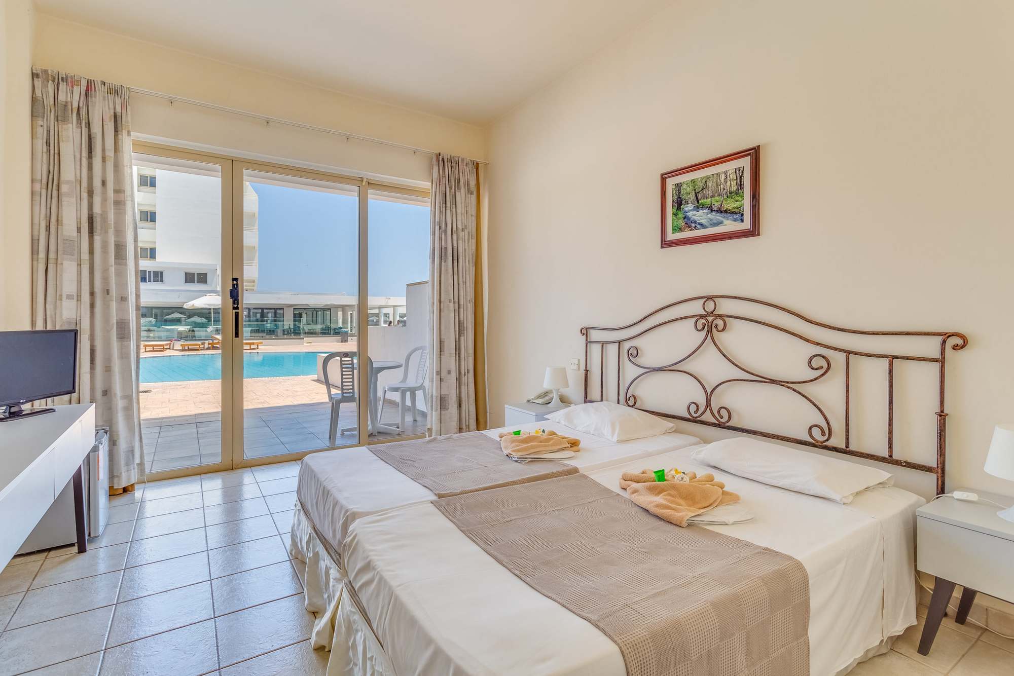 Piere Anne Beach Hotel-Standardna soba pogled bazen.jpg