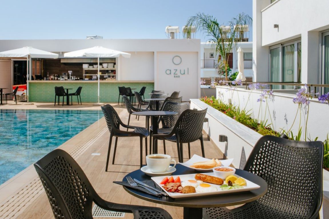 Cosmo Napa Hotel-Bar pored bazena.jpg