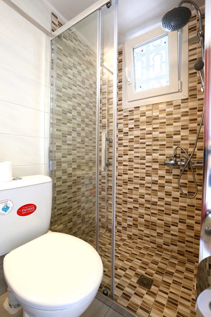 Hotel Karyatides bathroom 1.jpg