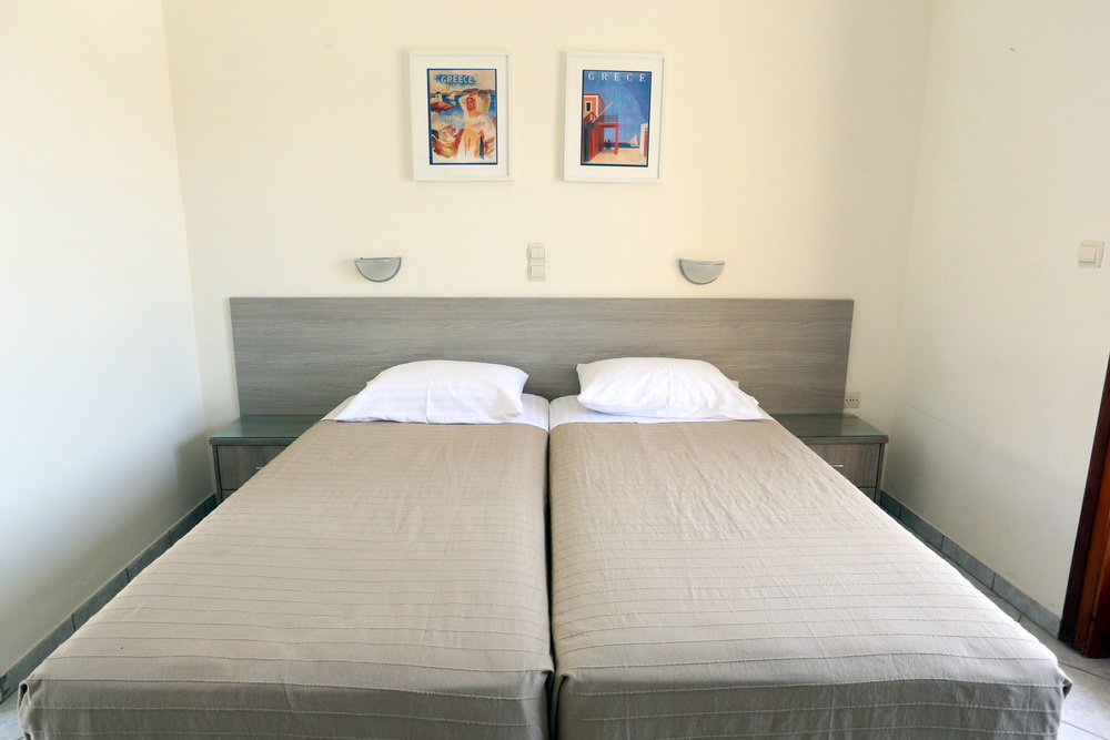 Hotel Karyatides room 1.jpg
