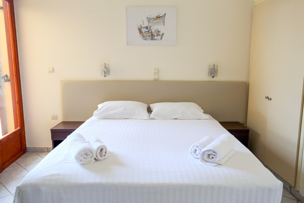 Hotel Karyatides room 2.jpg