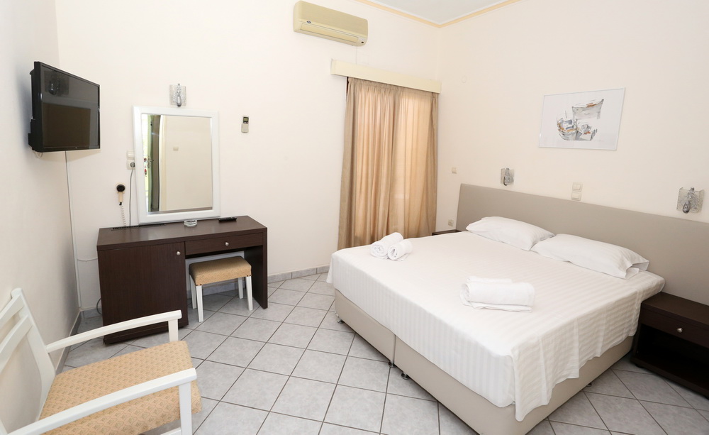 Hotel Karyatides room 3.jpg