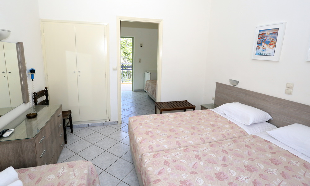 Hotel Karyatides room 4.jpg