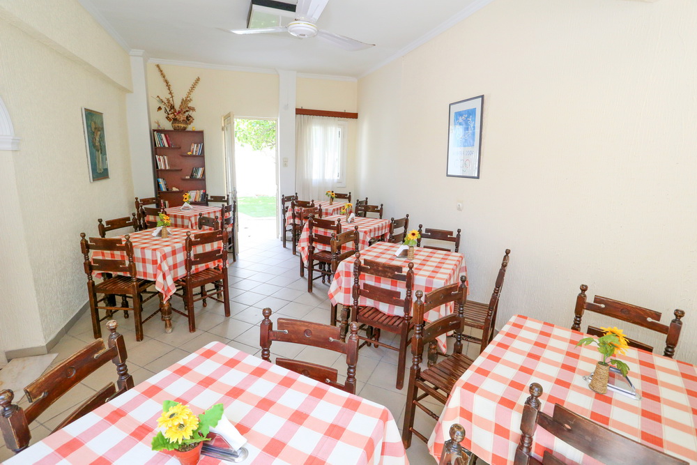 Hotel Karyatides the dining room.jpg