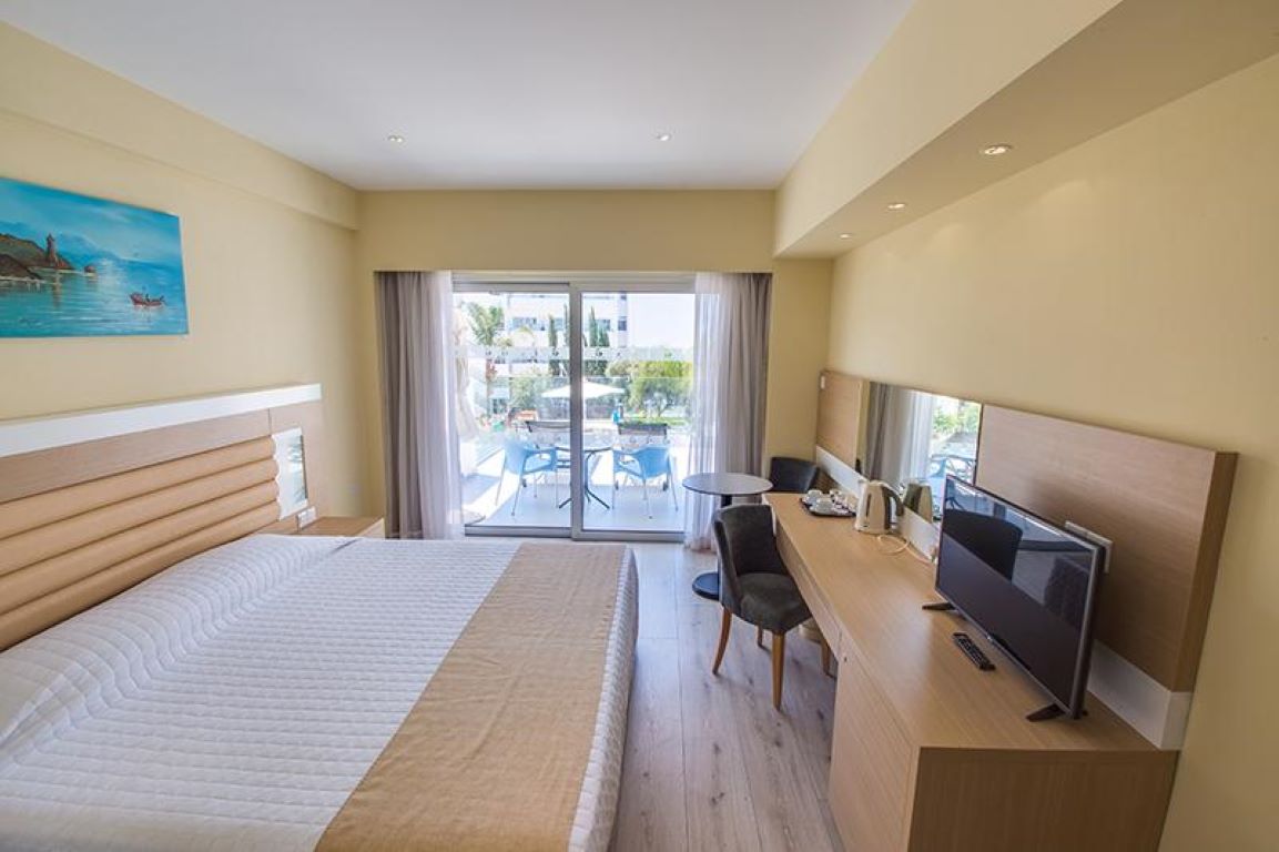 Anesis Hotel-Standardna soba pogled bazen.jpg