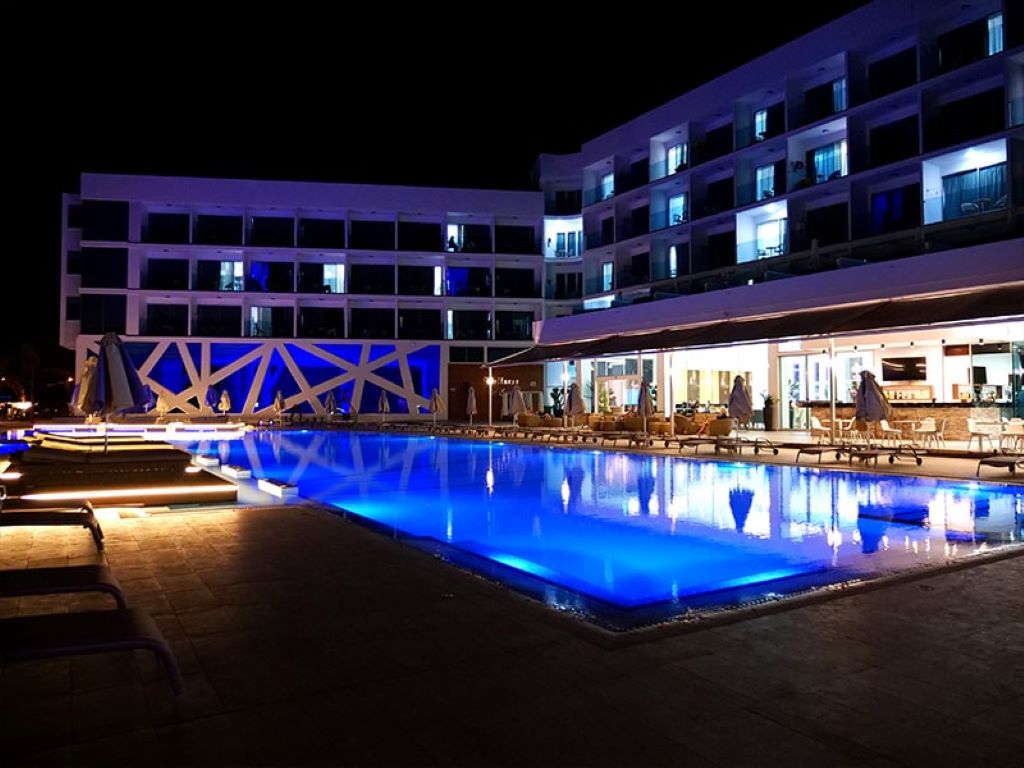 Amethyst Napa Hotel & Spa-Bazen nocu.jpg