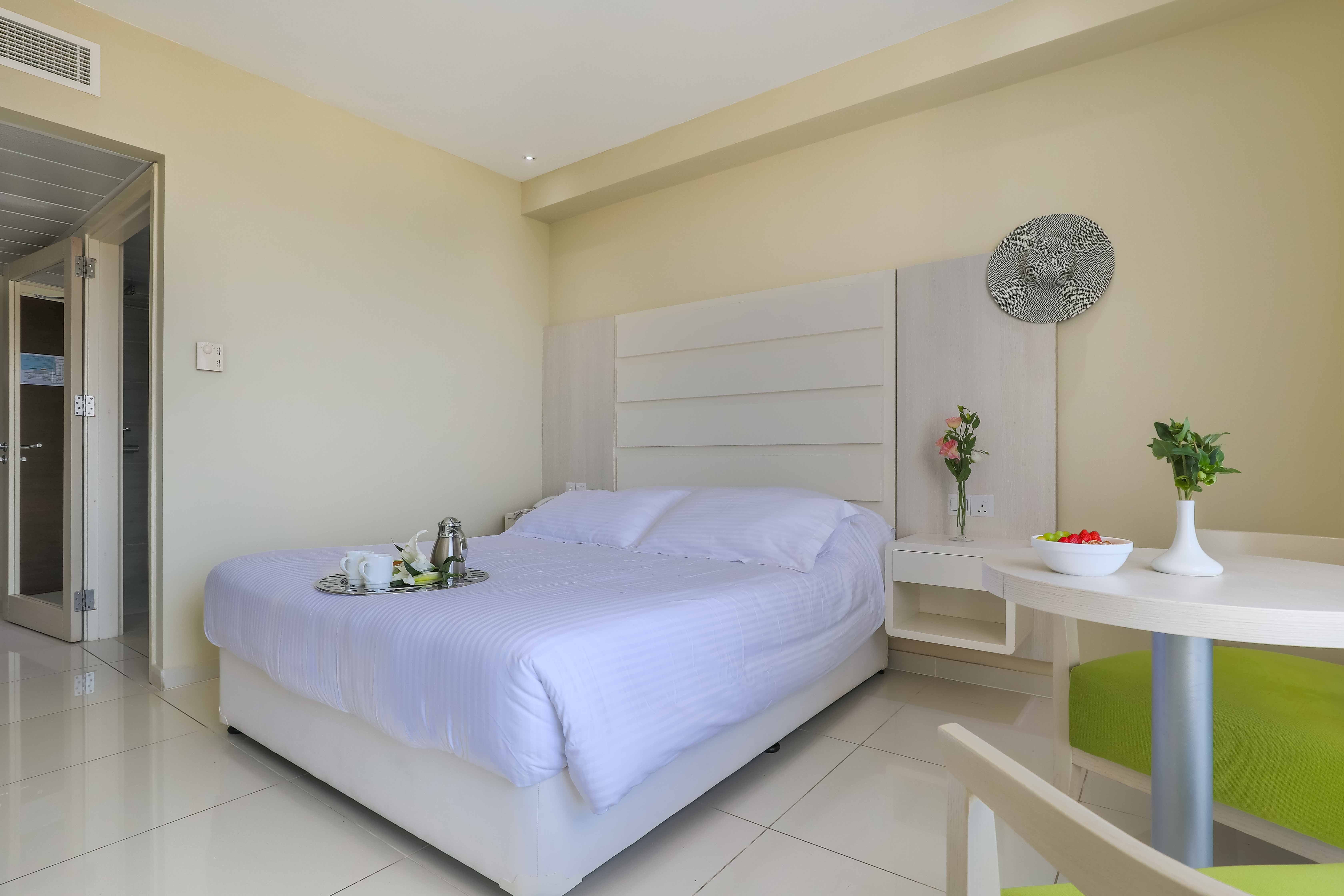 Tasia MAris Beach Hotel-Standardna soba delimican pogled more.jpg