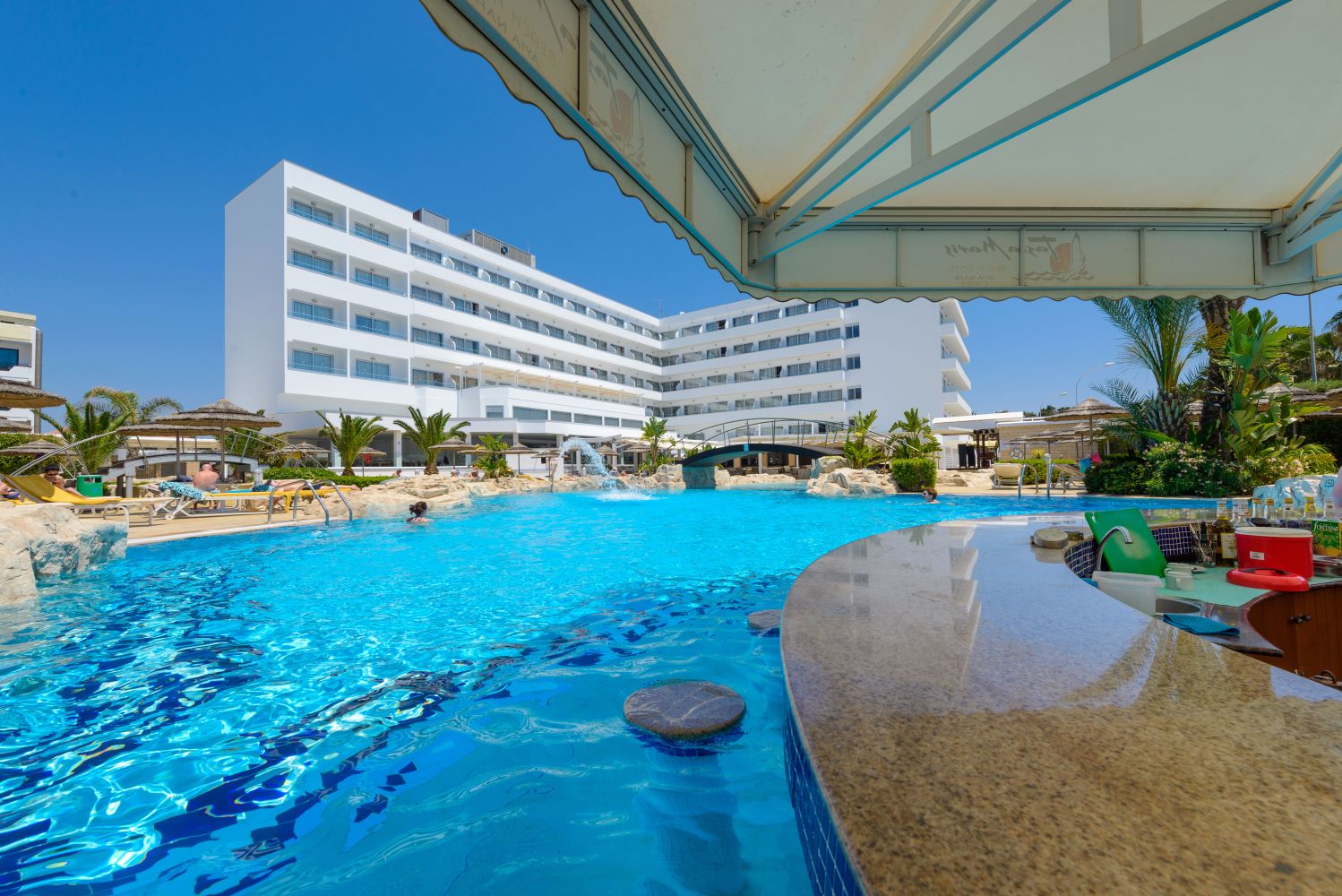 Tasia Maris Beach Hotel-Bar pored bazena.jpg