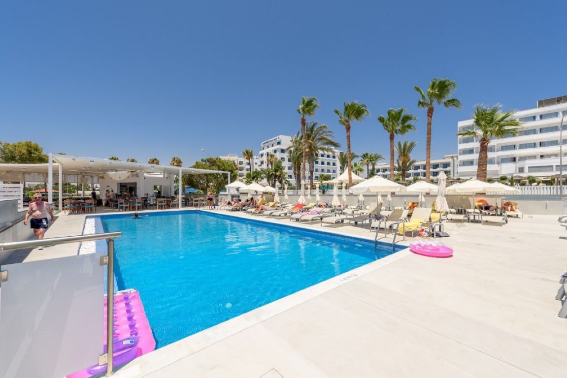 Tasia Maris Beach Hotel-Bazen.jpg