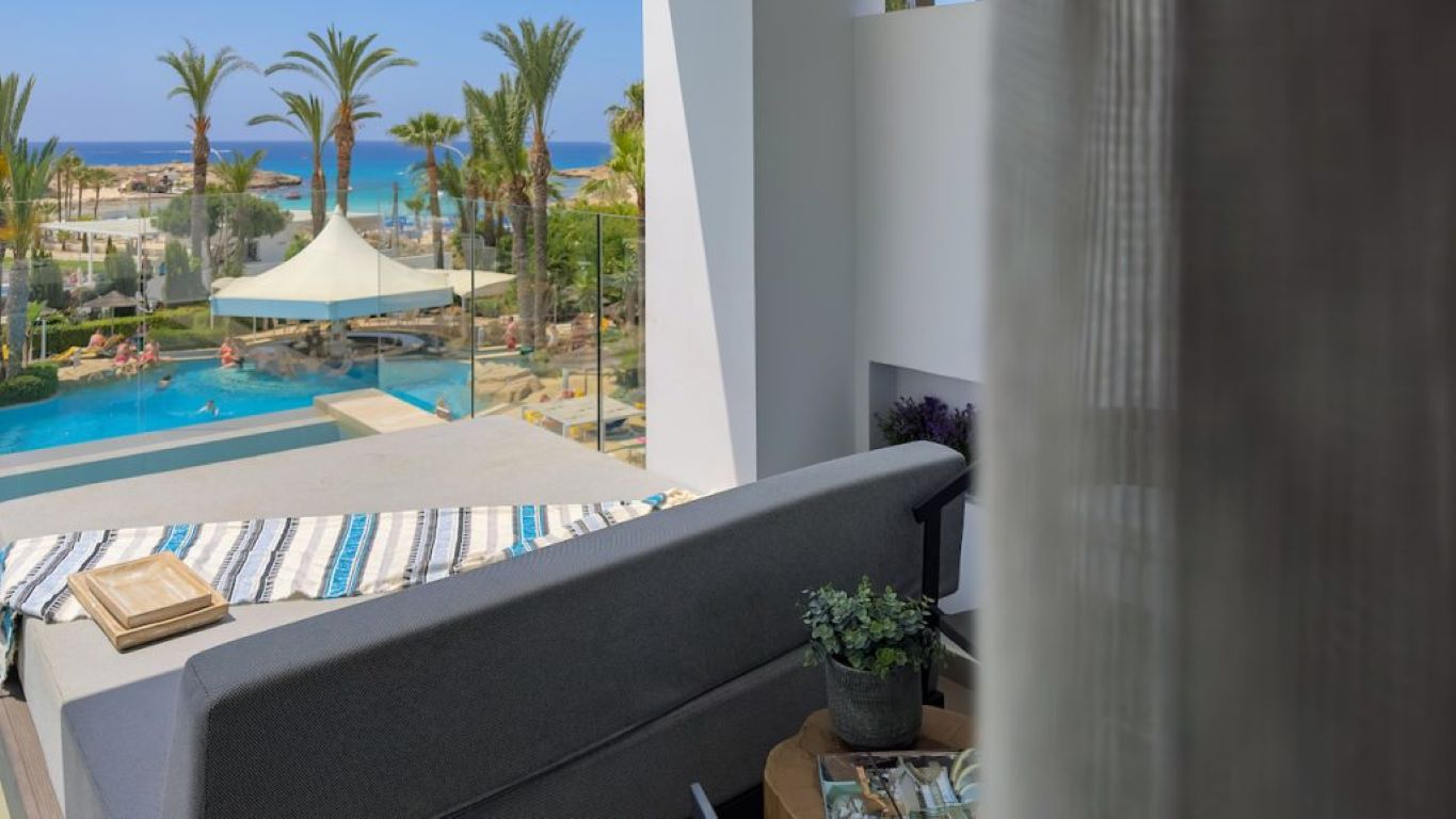 Tasia Maris Beach Hotel-Signature swim up soba.jpg