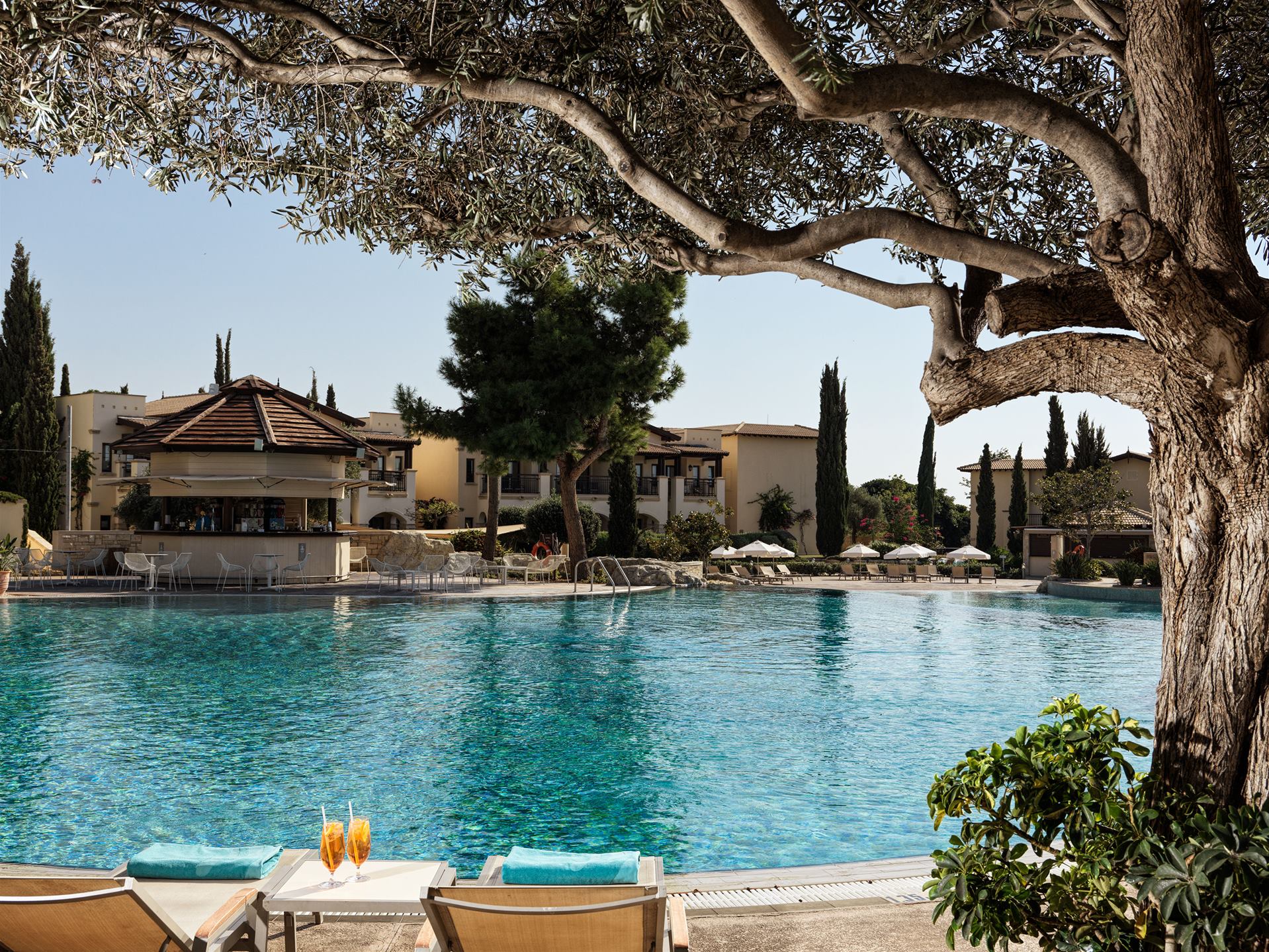 Aphrodite Hills Hotel by Atlantica-Bar pored bazena.jpg