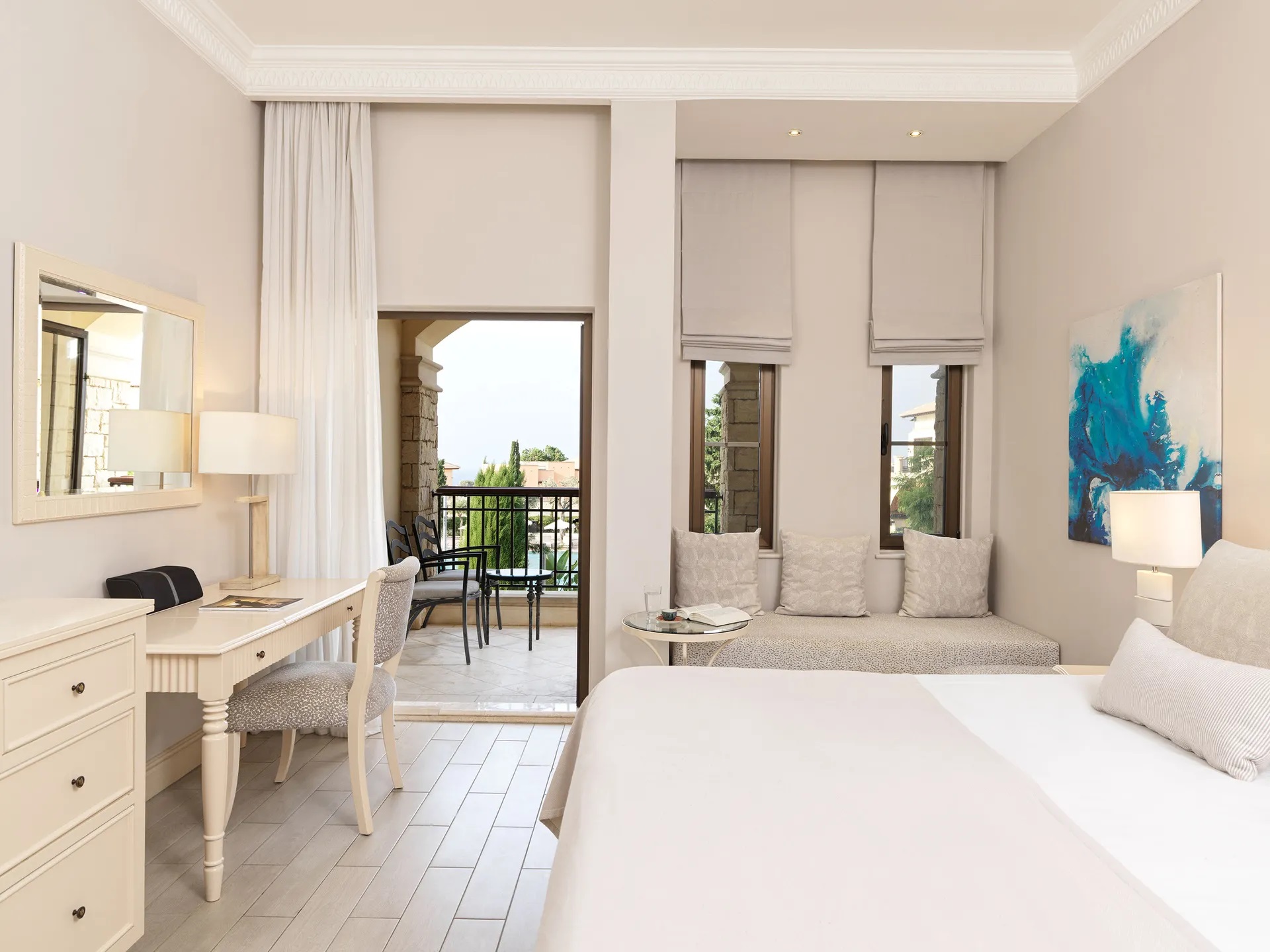 Aphrodite Hills Hotel by Atlantica-Deluxe soba pogled bazen ili basta.jpg