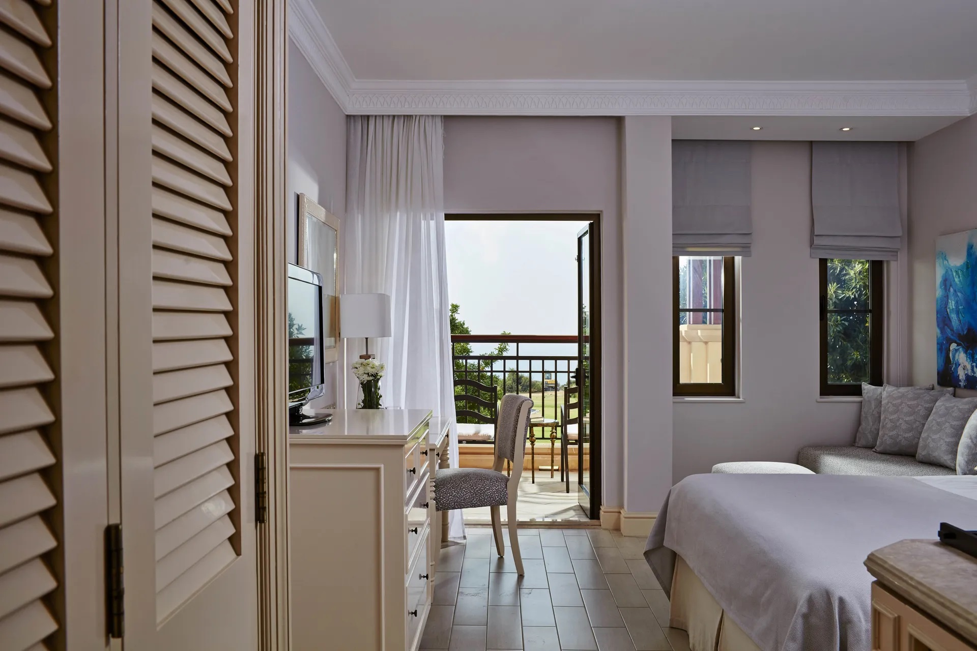 Aphrodite Hills Hotel by Atlantica-Deluxe soba pogled more i golf.jpg