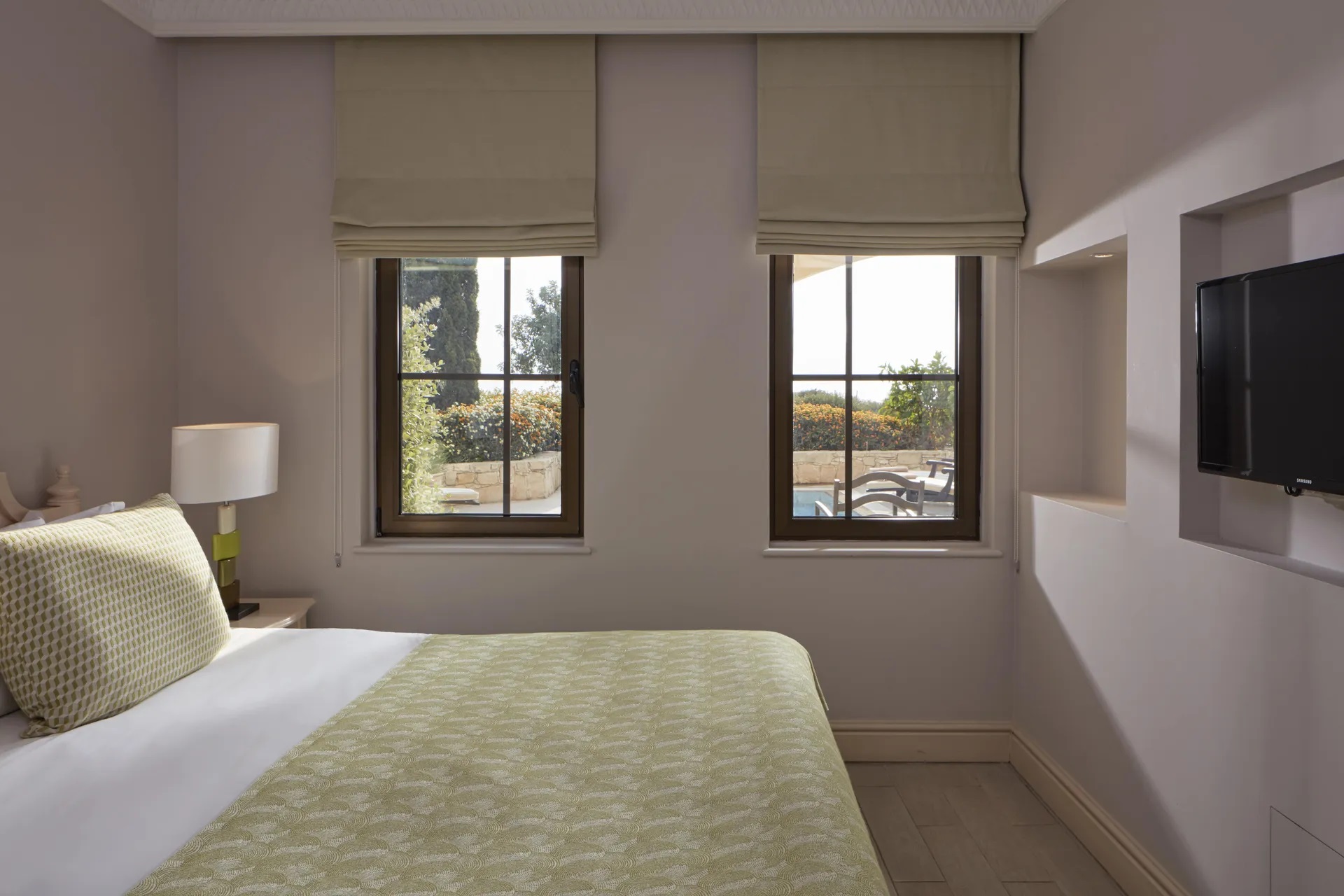 Aphrodite Hills Hotel by Atlantica-Jednosobna porodicna soba pogled bazen i basta.jpg