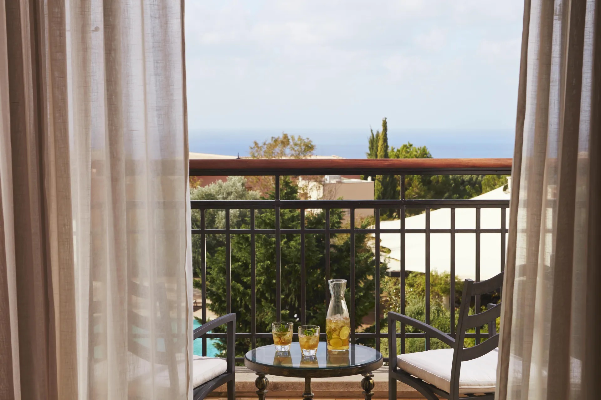Aphrodite Hills Hotel by Atlantica-Jednosobna porodicna soba pogled more i golf.jpg