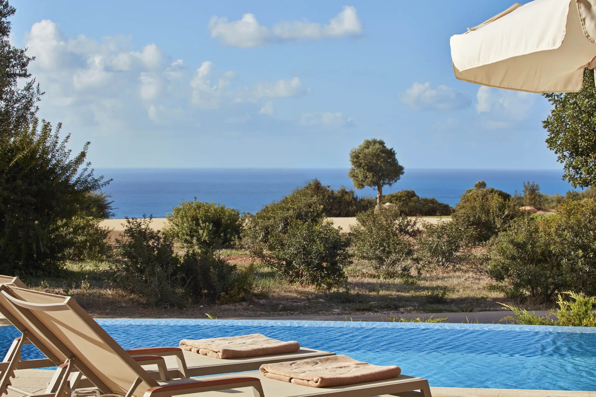 Aphrodite Hills Hotel by Atlantica-Jednosobna porodicna soba privatni bazen.jpg