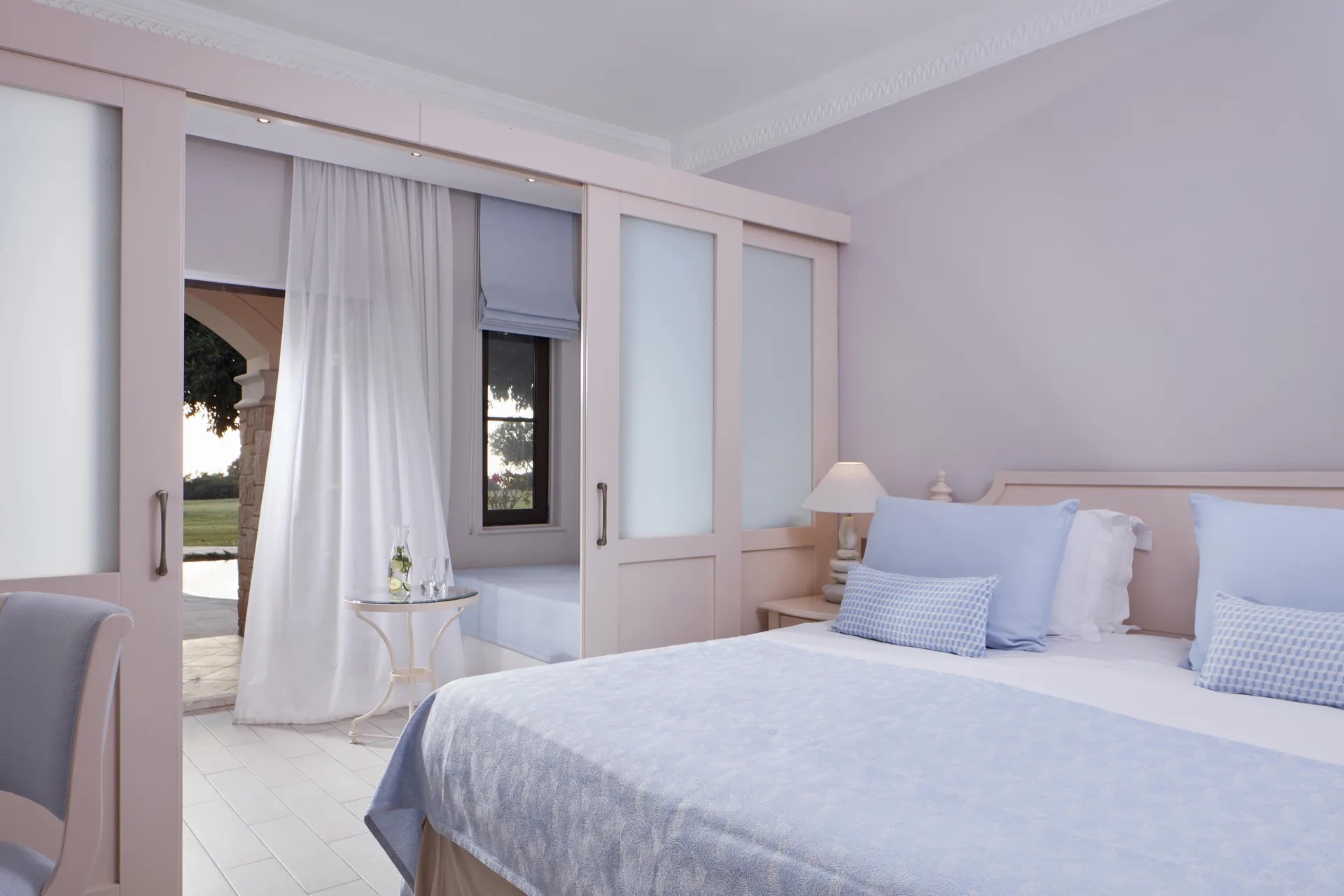 Aphrodite Hills Hotel by Atlantica-Porodicna soba klizna vrata pogled bazen i basta.jpg