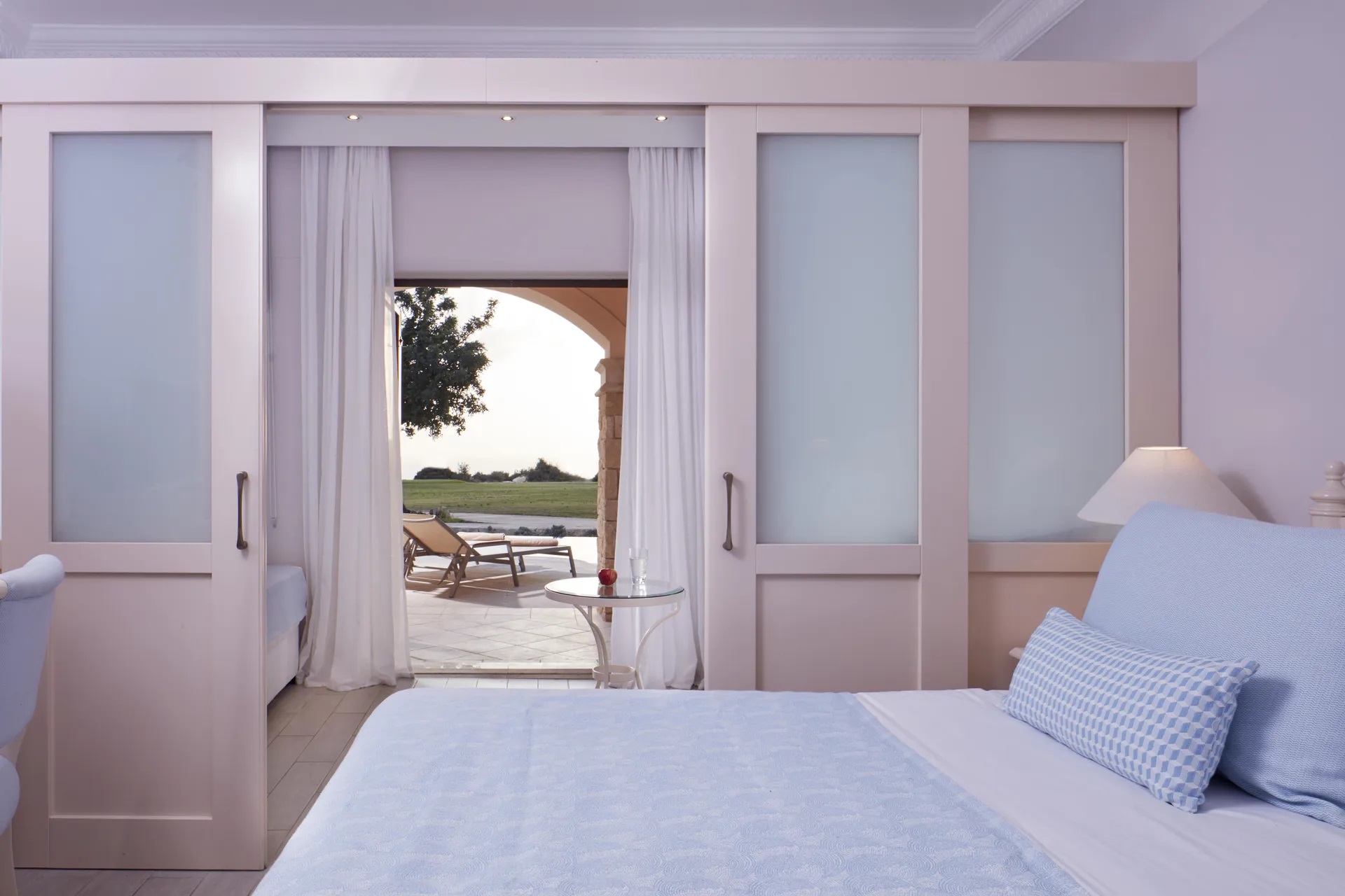 Aphrodite Hills Hotel by Atlantica-Porodicna soba klizna vrata swim up.jpg