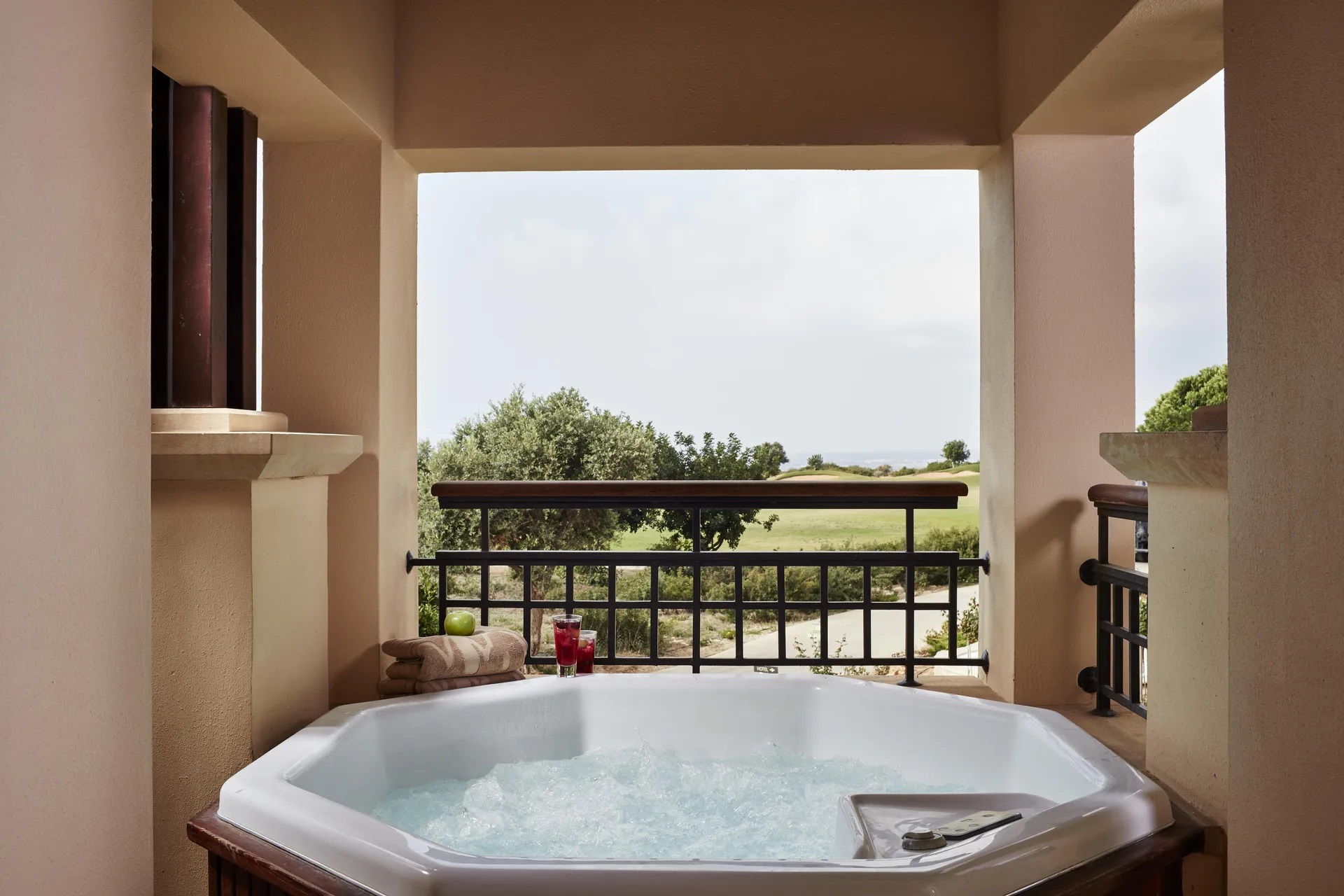 Aphrodite Hills Hotel by Atlantica-Porodicni suite djakuzi.jpg