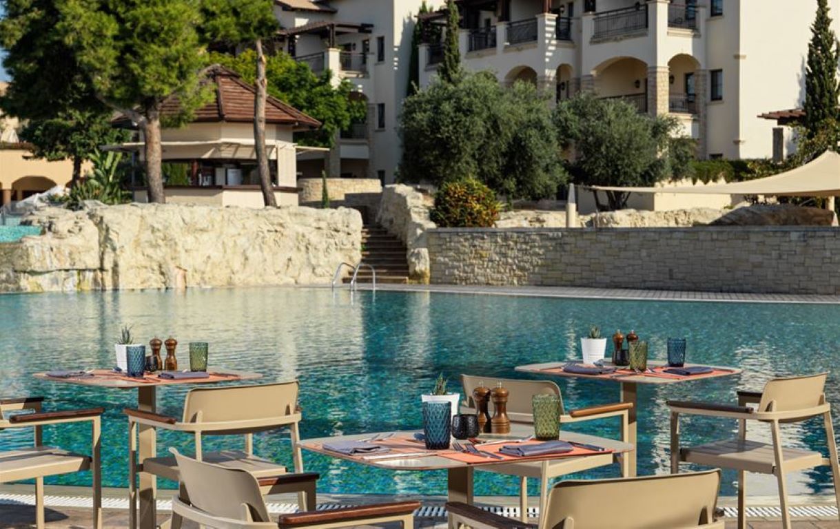 Aphrodite Hills Hotel by Atlantica-Restoran pored bazena.jpg