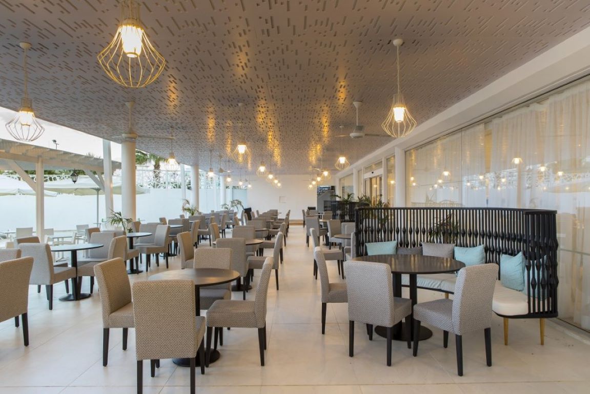 Odessa Beach Hotel-Terasa bara.jpg