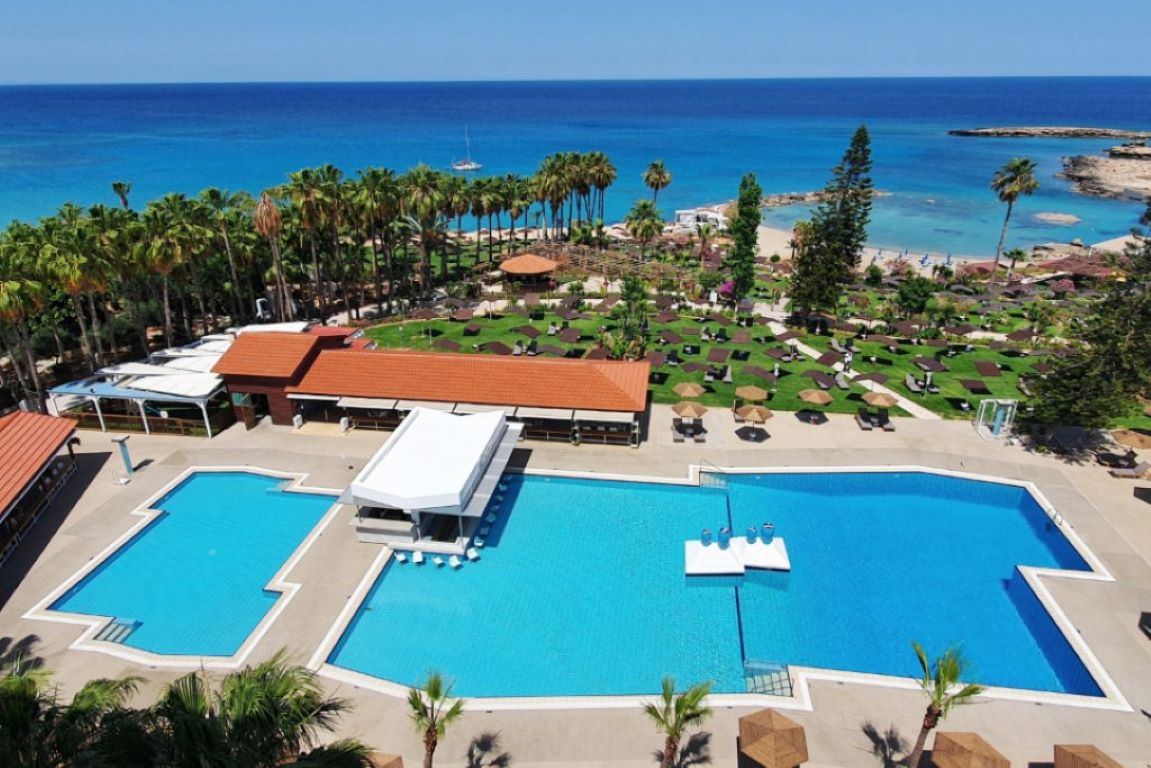 Cavo Maris Beach Hotel-Bazeni.jpg