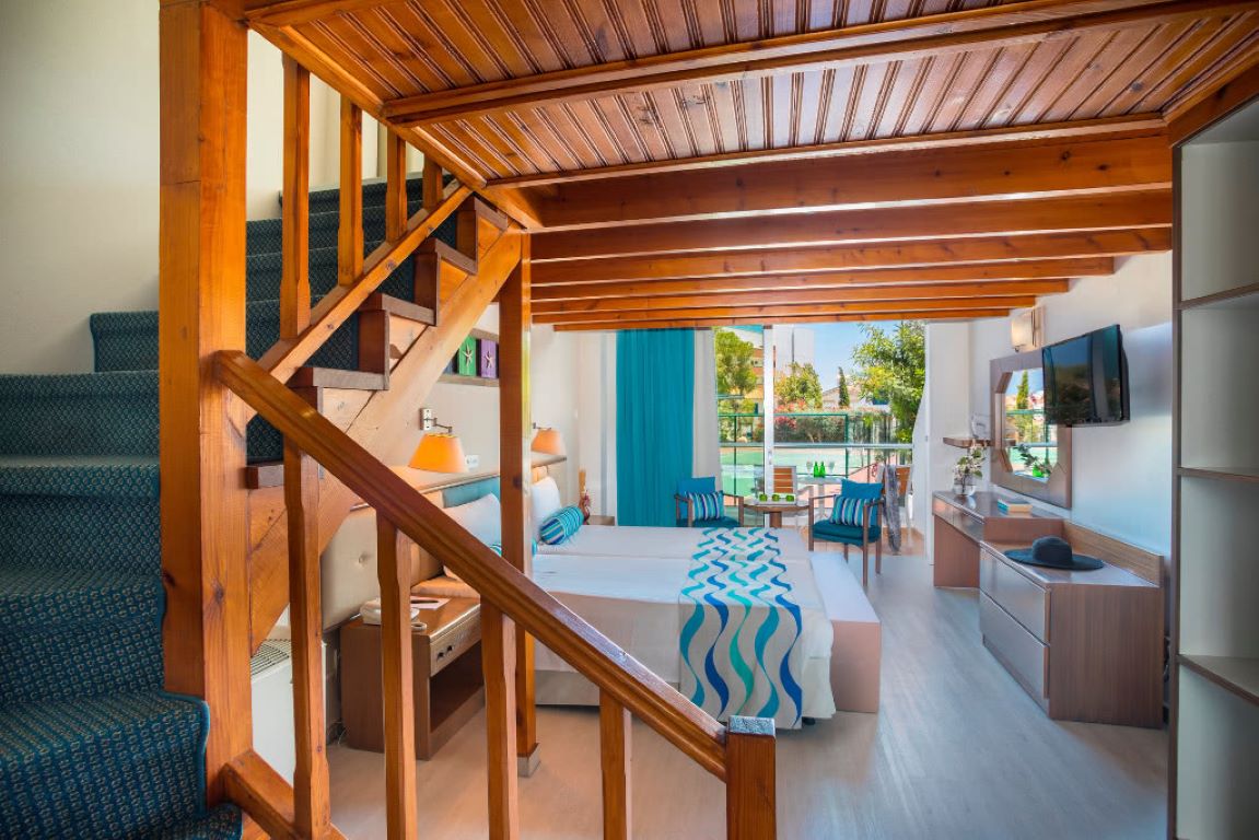 Cavo Maris Beach Hotel-Mezzanine porodicna soba.jpg