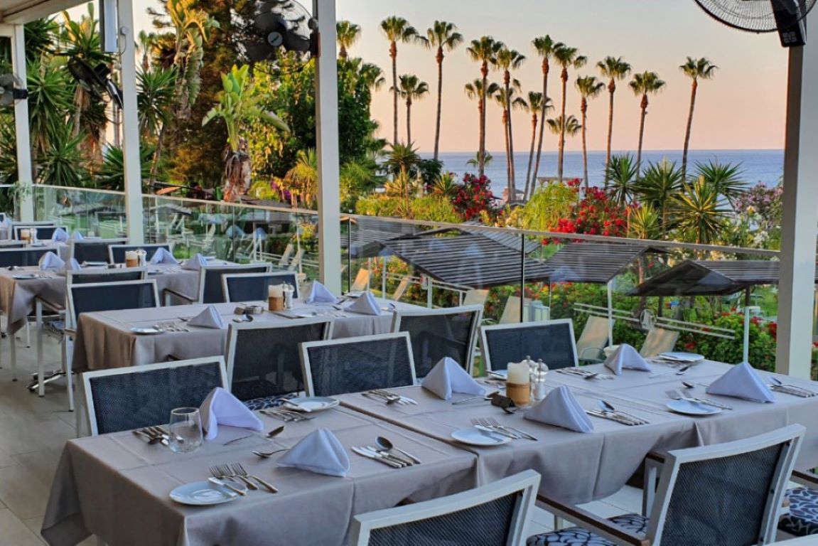 Cavo Maris Beach Hotel-Terasa restorana.jpg