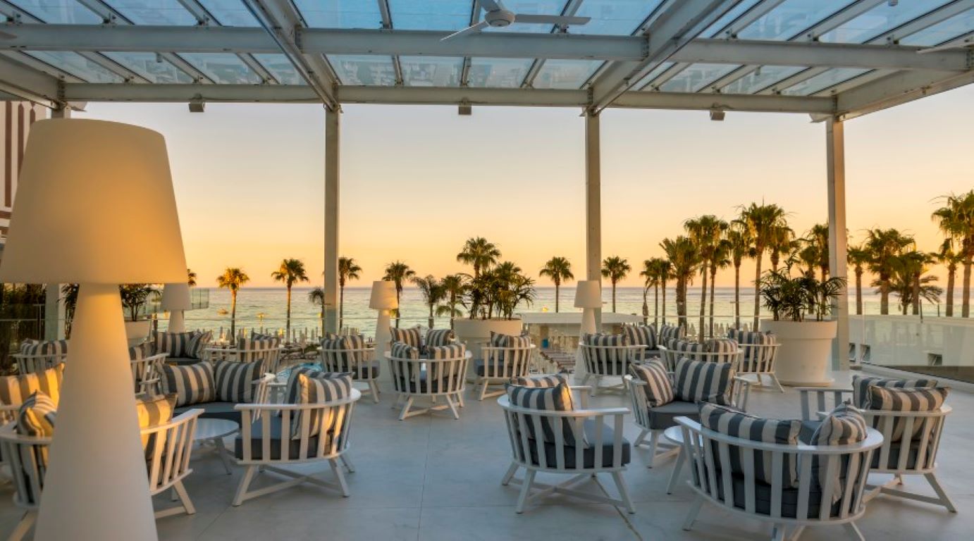 Constantinos The Great Beach Hotel-Terasa bara.jpg