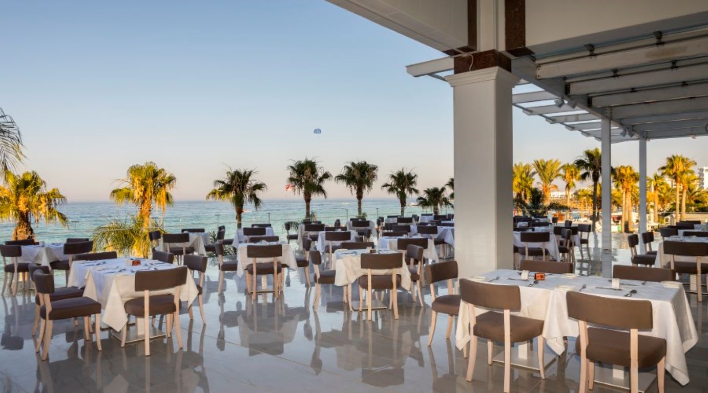 Constantinos The Great Beach Hotel-Terasa restorana.jpg