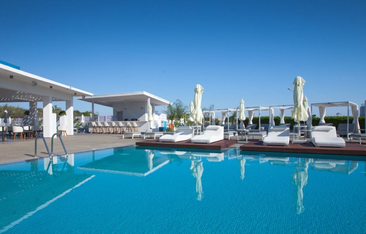 The Blue Ivy Hotel and Suite-Bar pored bazena.jpg