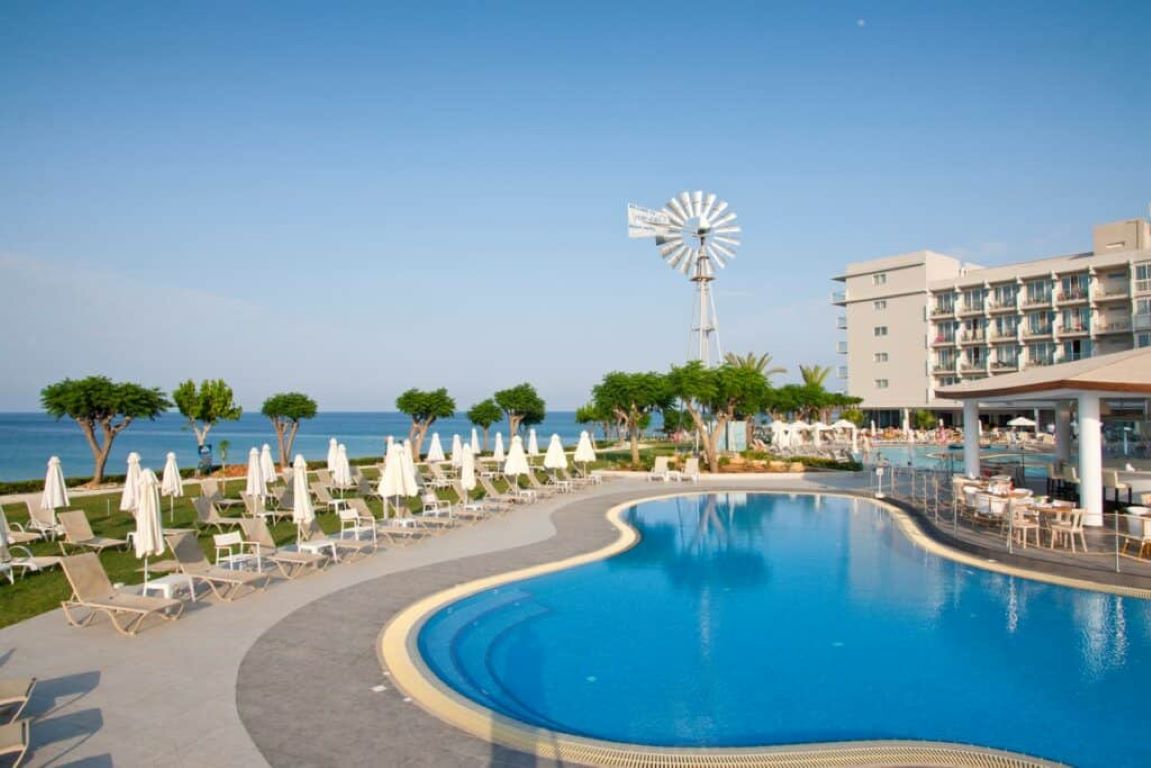 Pernera Beach Hotel-Bazen.jpg