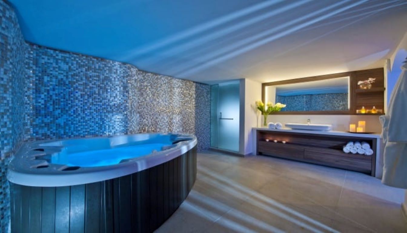 Pernera Beach Hotel-Hidromasazna kada.jpg