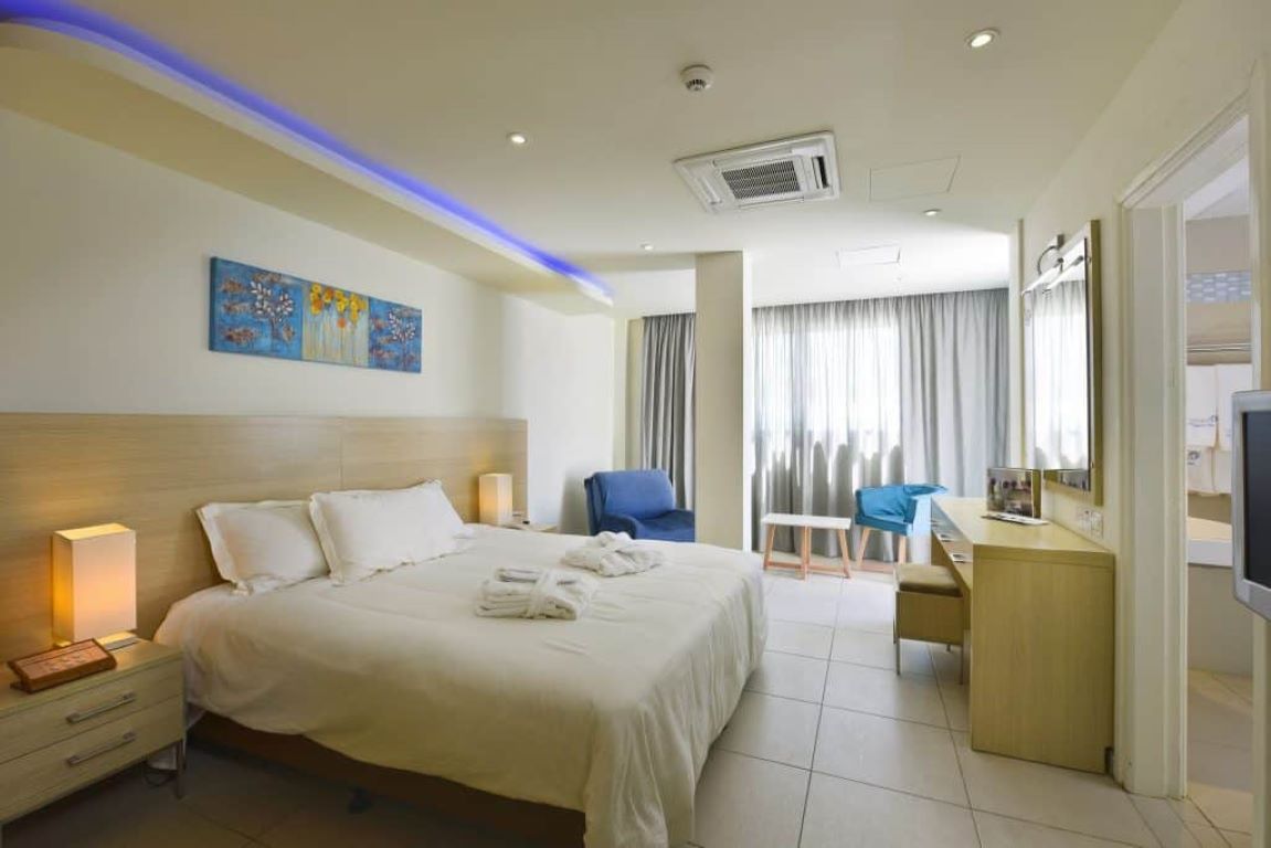 Pernera Beach Hotel-Inland View Superior soba swim up bazen.jpg